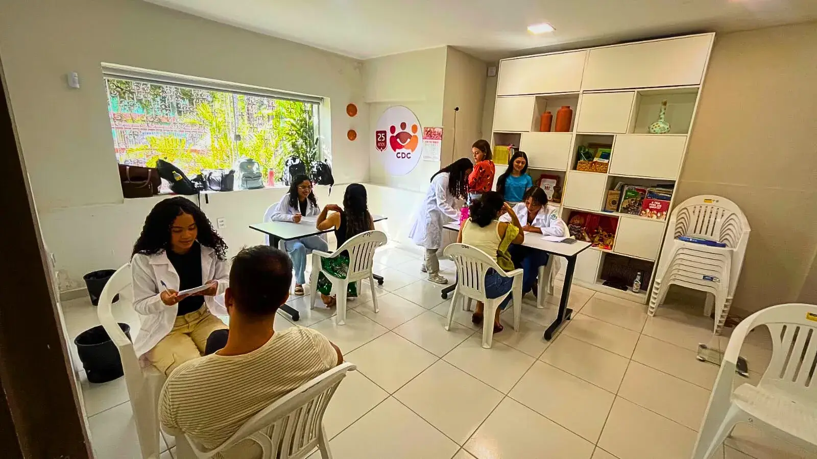 Equipe sorrindo após a ação de saúde.