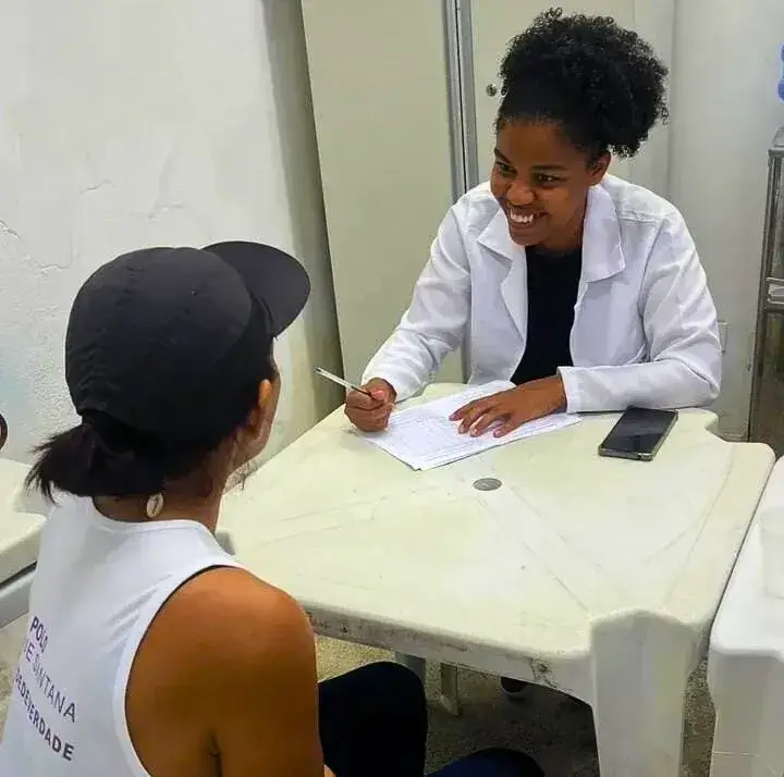 Público participando da ação.