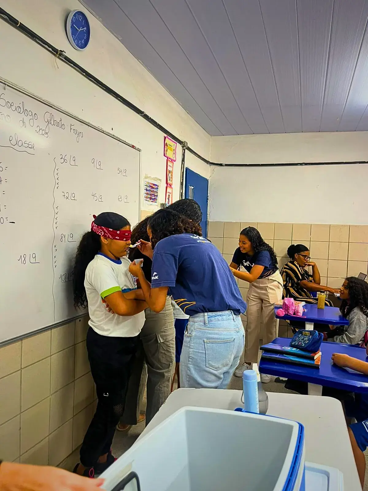 Apresentação com carinhas de alimentos saudáveis e ultraprocessados.