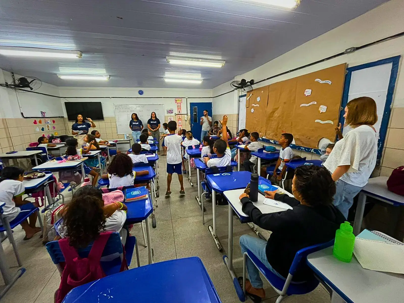 Equipe de nutricionistas e voluntários sorrindo após a ação.