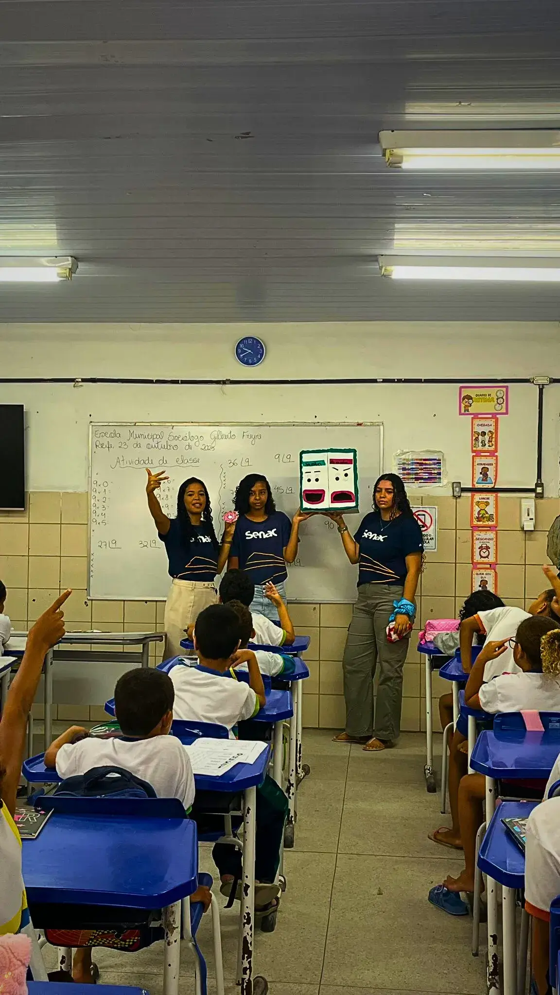 Criança vendada participando de teste sensorial de alimentos.